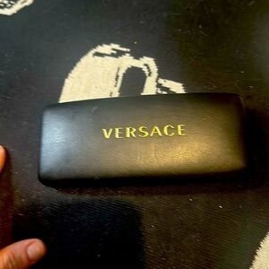 beautiful Versace sunglasses case in
great condition 💜💜 Very clean interior!!😮‍💨